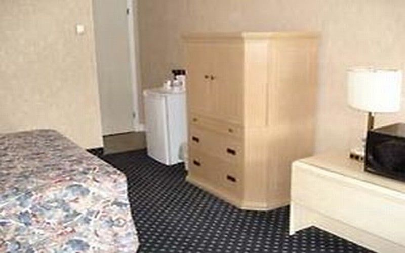 Knights Inn North Bay Δωμάτιο φωτογραφία